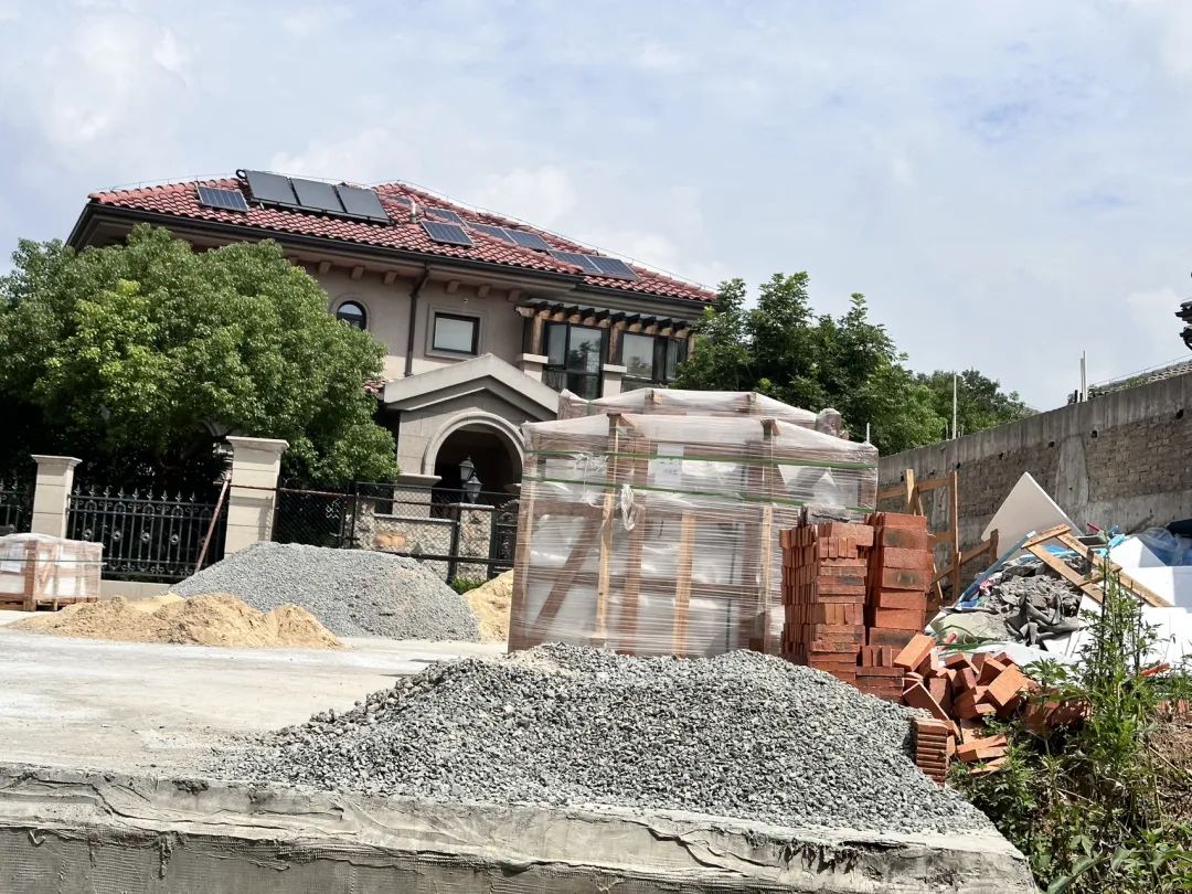 加盖一整层！主城高端别墅小区违建成风？我现场拍下这些画面...-南京365淘房