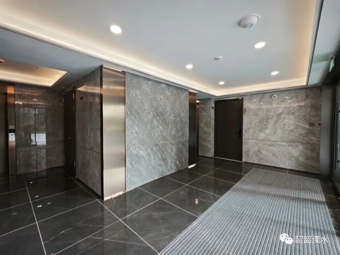 信报箱设置在入户大堂旁的独立空间内,更私密,更安全.