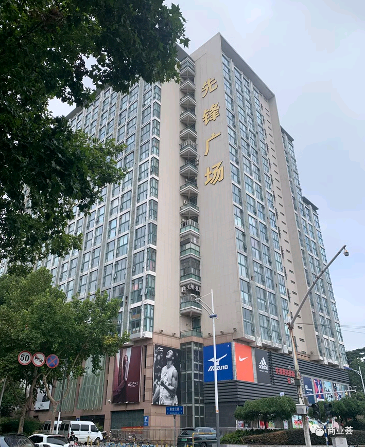 先锋奥特莱斯位于南京市鼓楼区中央路417号,作为南京的首个奥莱,项目