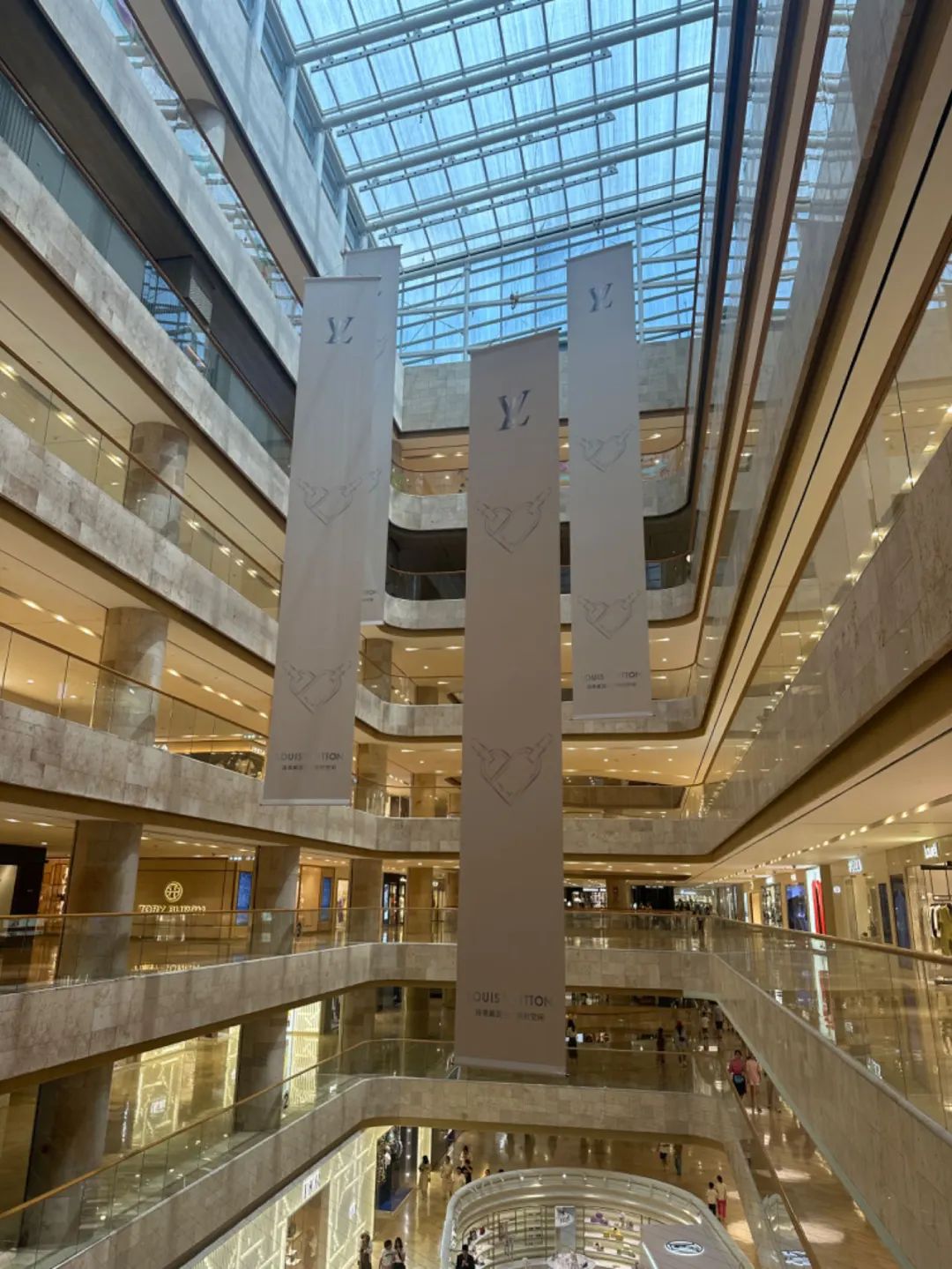 2023年德基广场全年销售收入239亿元,同比2022年增长13.