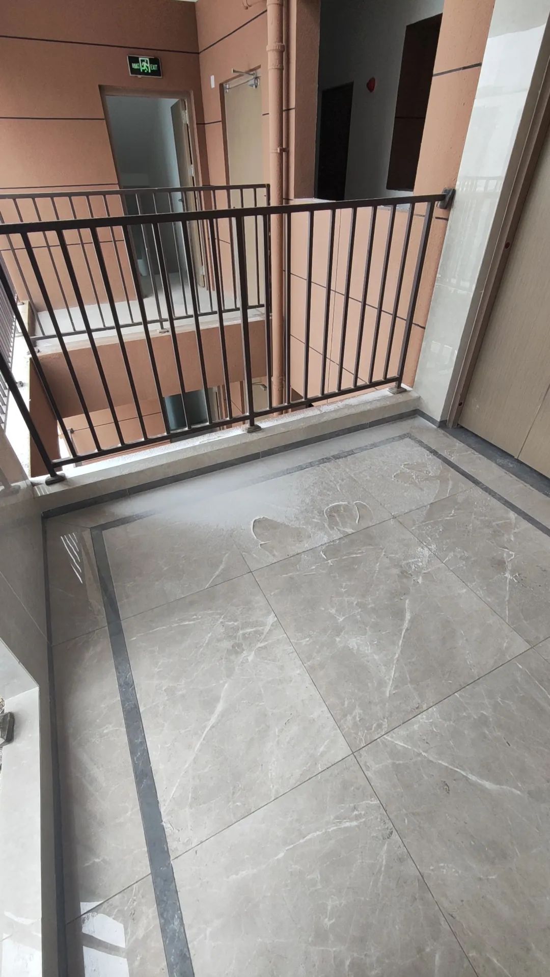 消防管道爆破电梯泡水西安一洋房翻车了业主直呼豆腐渣工程